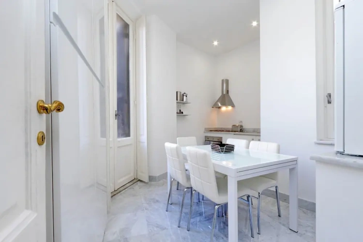 5 Bedrooms Apartment