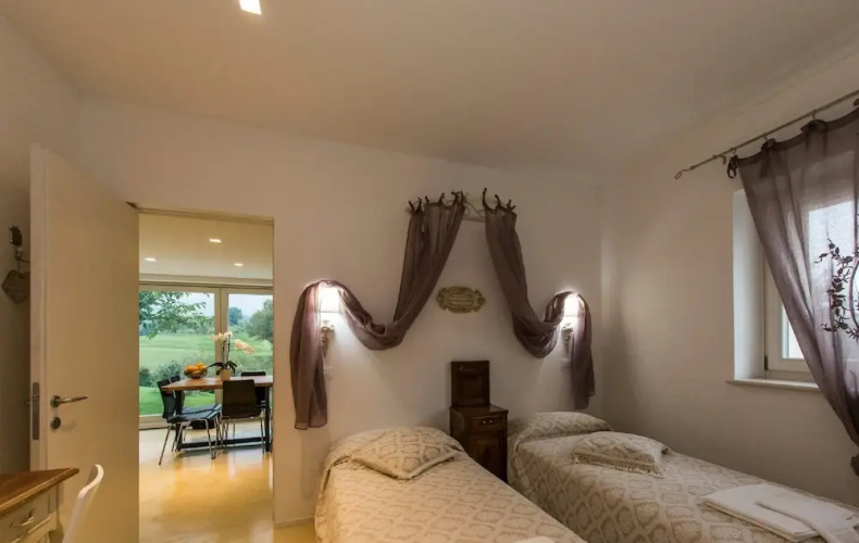 Hillside Villa With Swimming Pool and Jacuzzi - Frasassi Caves