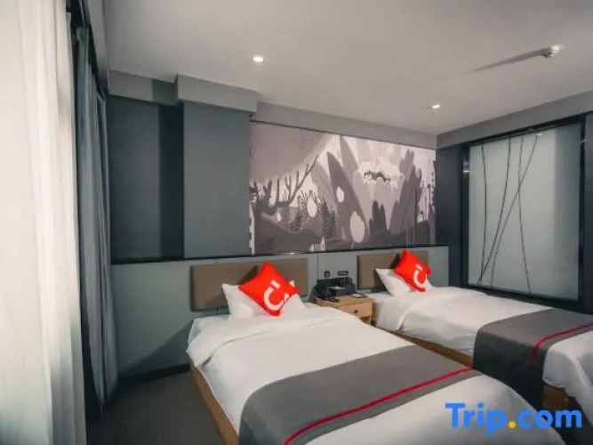 Luxury Family room with street view