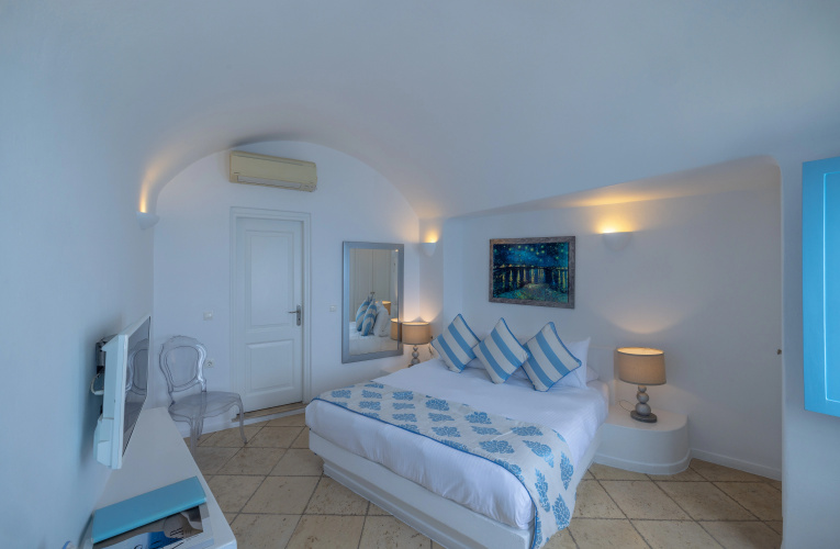 Above Blue Suites - Santorini