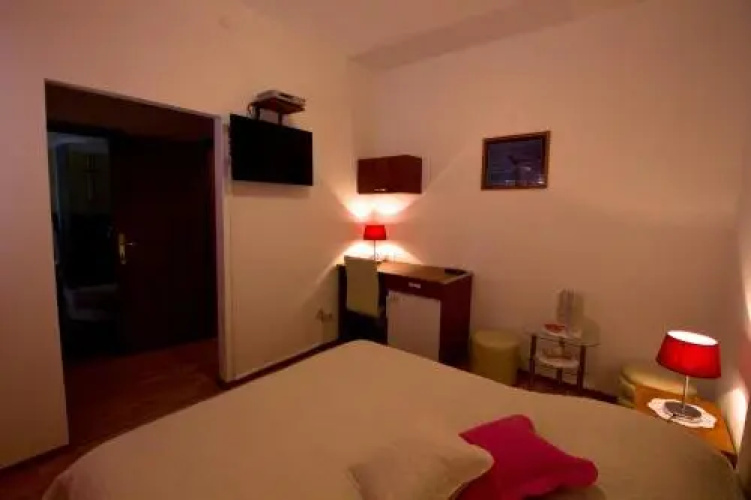 Apartments and Rooms Dis