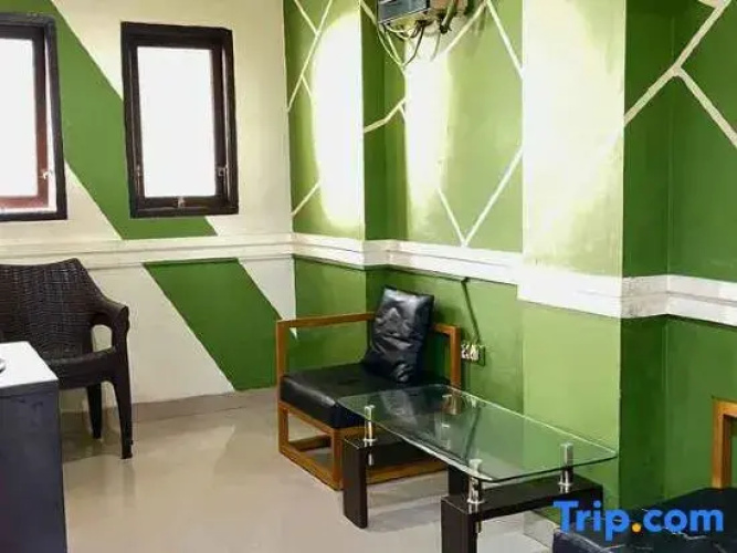 M o M Guest House