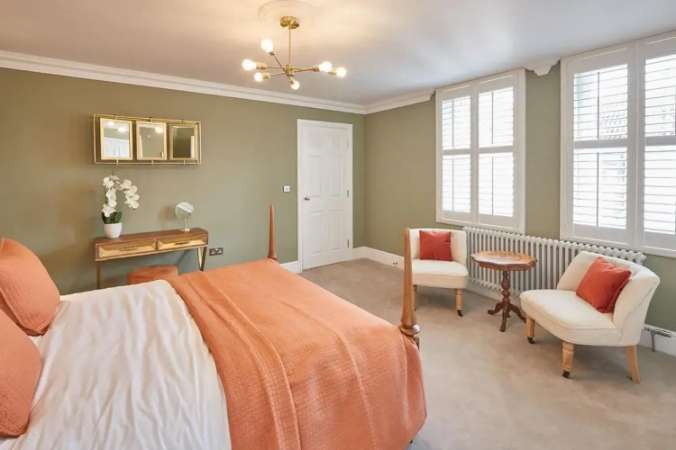 Host Stay Deveraux House