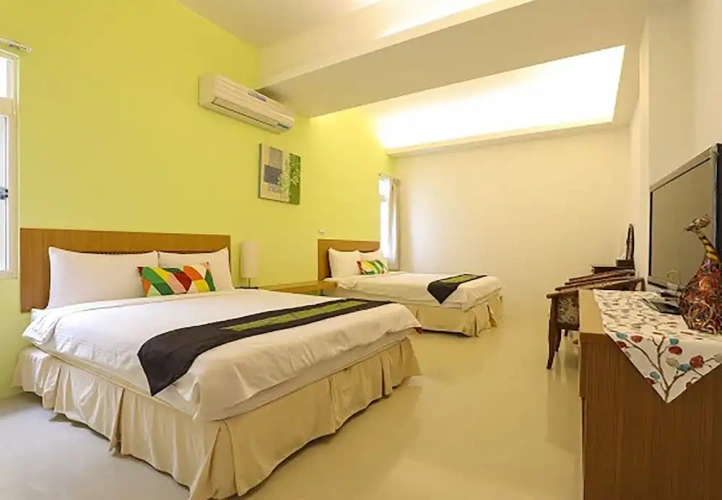 Standard Quadruple room with partial ocean view