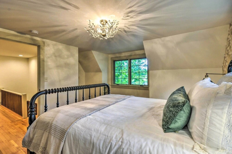 Peaceful + Elegant Cottage w/ Riverside View