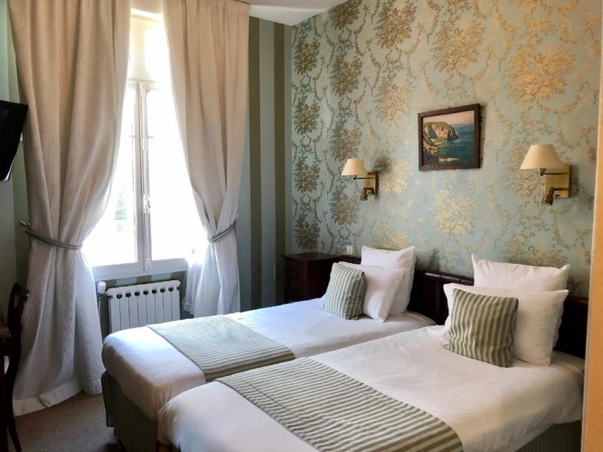 Standard Twin room with street view