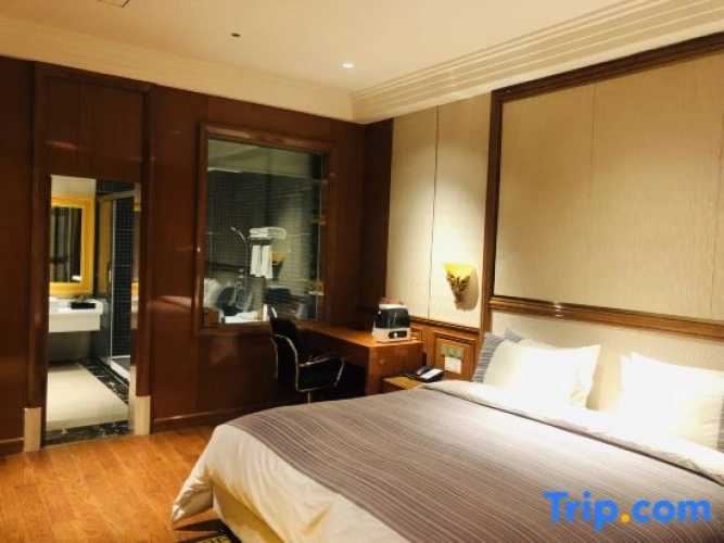 Deluxe Double Suite with partial view