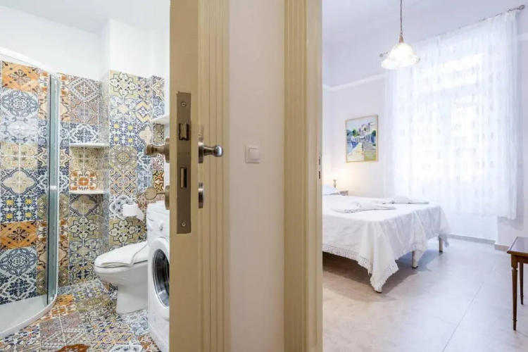 Neoclassical apartment with 2 bedrooms in Piraeus
