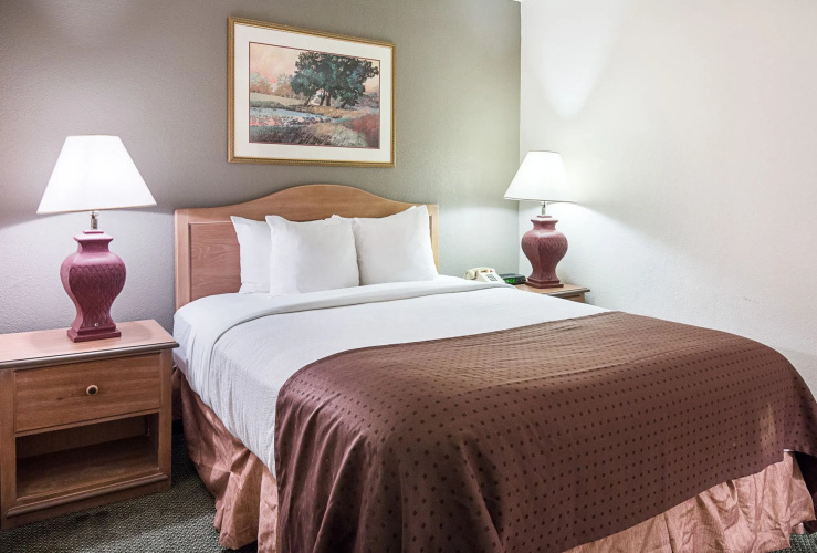 Rodeway Inn & Suites and Conference Center