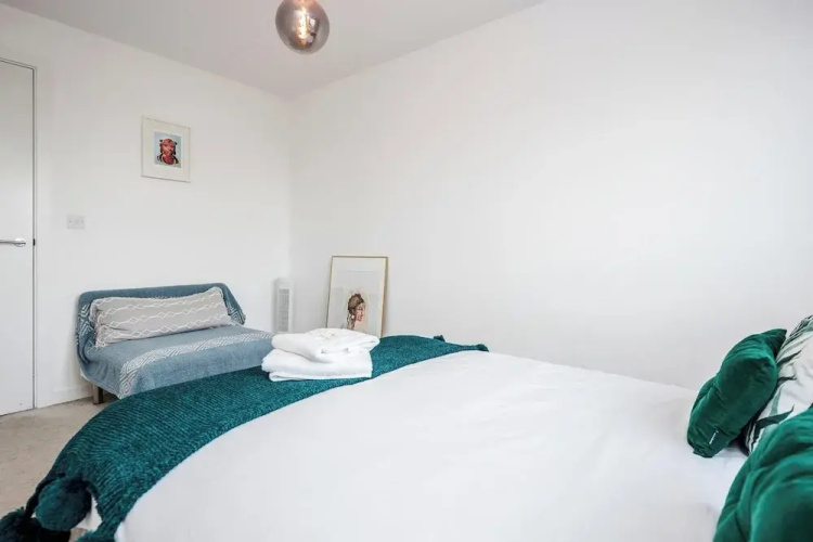 Basildon - 2-bed - Sleeps 5 - Near Train Station