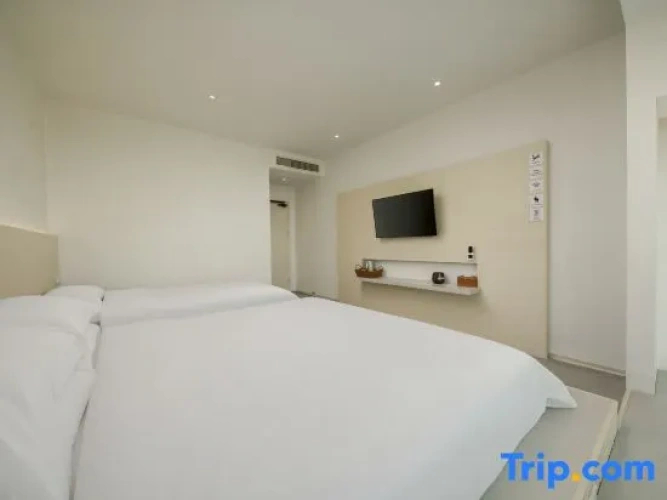 2 Bedrooms Suite with lake view