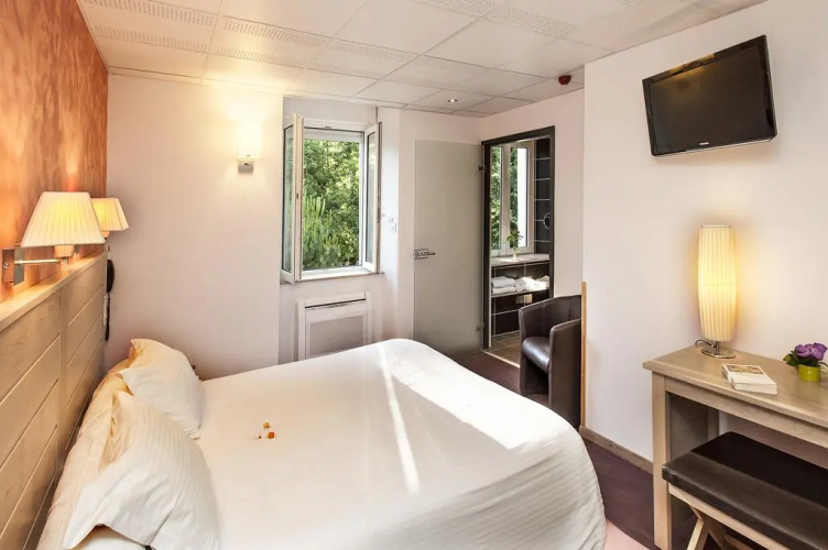 Logis Hôtel Restaurant Les 2 Rives - A75, en bordure de rivière