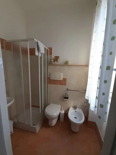 Standard Triple room with courtyard view