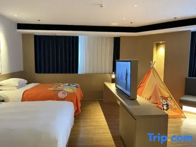 Standard Quadruple room with city view
