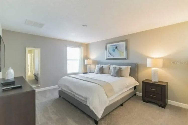 8912 Amazing Spacious Home