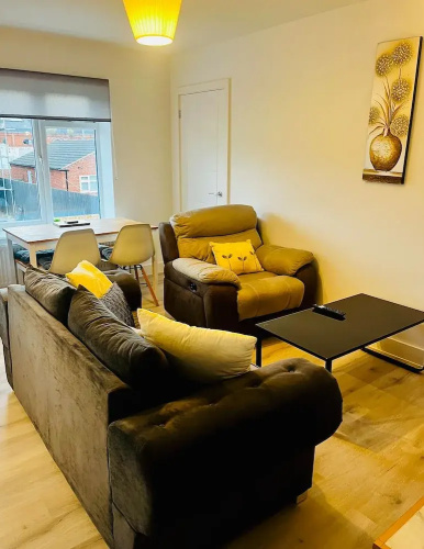 2 Bed Flat - Sleeps 8 - Pets - Garden - Parking