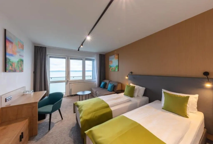 Standard Twin room with lake view