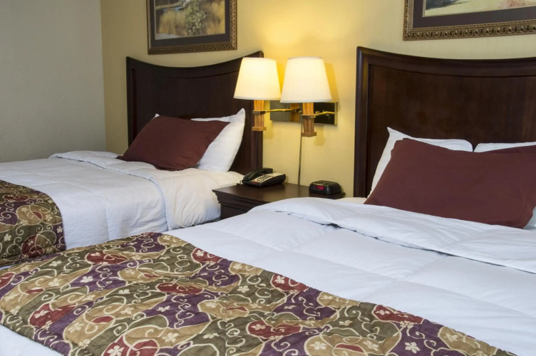 Lamplighter Inn & Suites - South