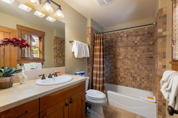 66 Thackwell Lane 4 Bedroom Townhouse by RedAwning
