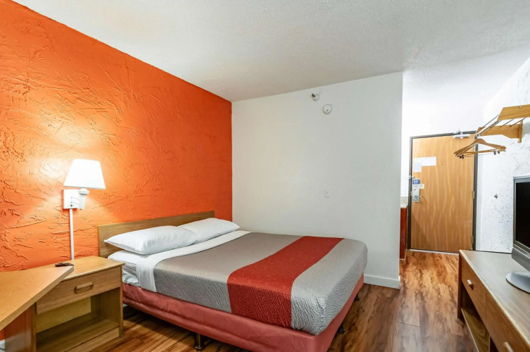 Motel 6 Naperville, IL