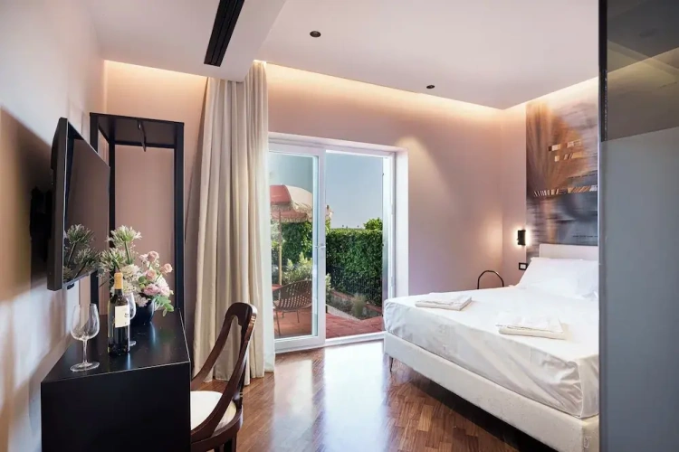 Deluxe Double room with courtyard view