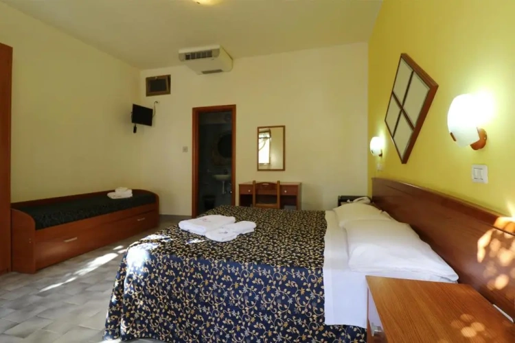 Classic Quadruple room