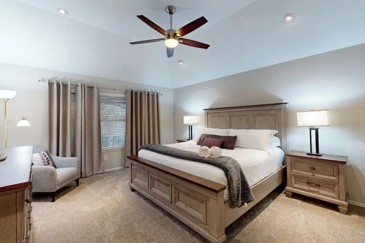 4 BR Spacious Modern Home w/ Game Room & Wifi