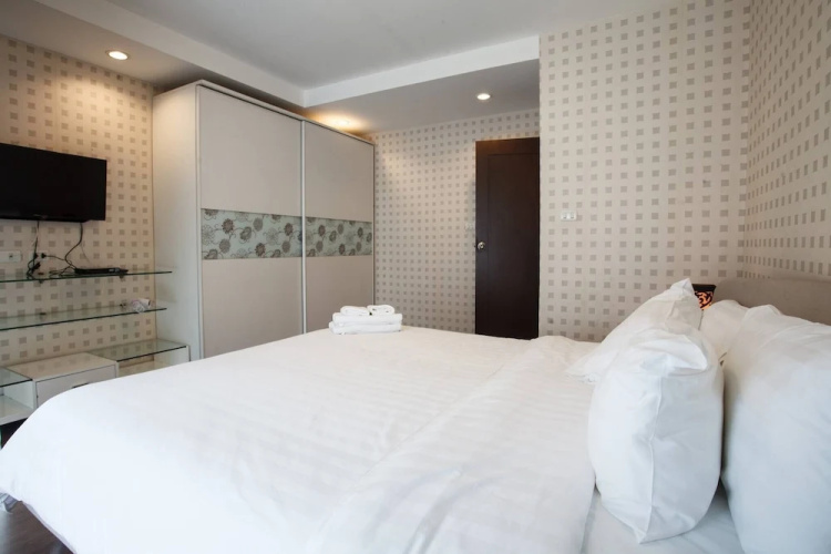 4A - 2 Bedroom Downtown Apartment With Shared Pool