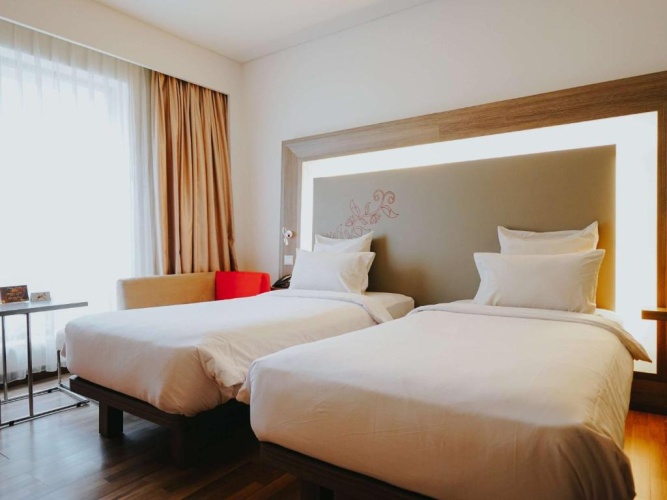 Executive Twin room with pool view