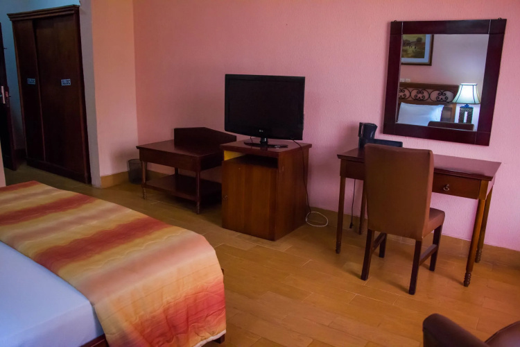 Dees Hotels, Apartments and Suites