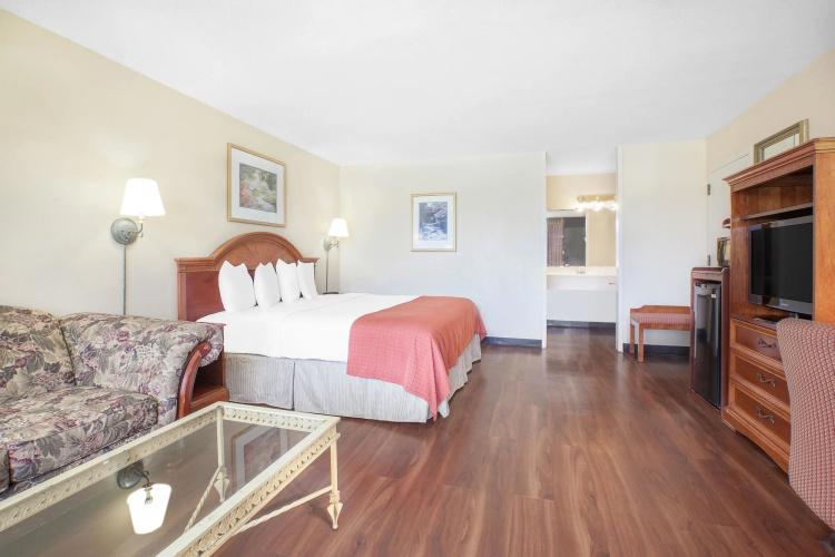 Baymont Inn and Suites Paris