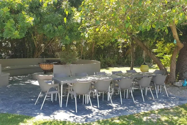 Beach House with DSTV & WIFI & basic housekeeping