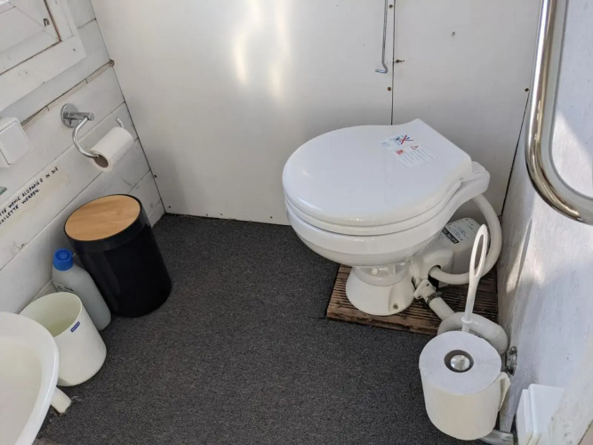 Gemütliches Hausboot mit Kamin in Berlin