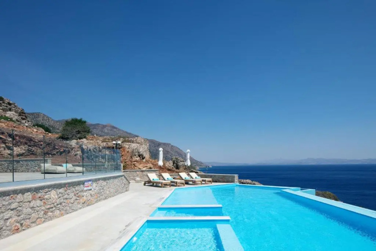 Seafront luxury villa with infinity pool & devine views!