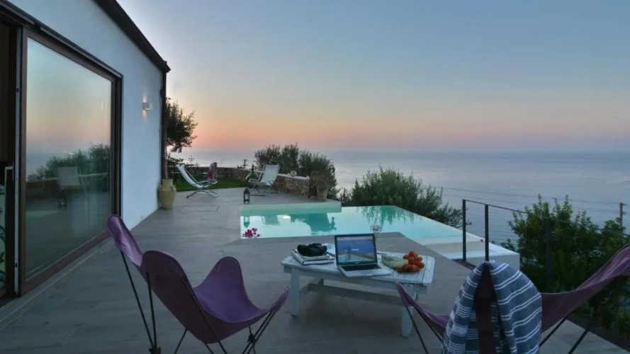 2 Bedrooms Villa