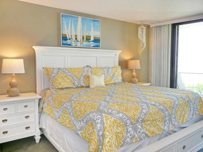 Beachfront Condo With Pool and Balcony Facing Beach