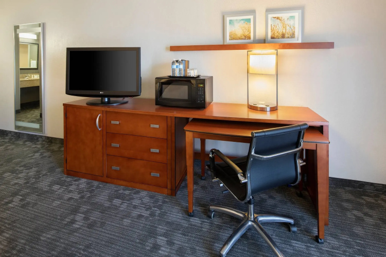 Courtyard by Marriott Addison Midway