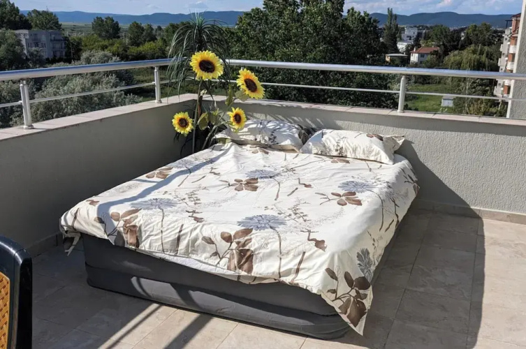 Homely Penthouse 1 Bedroom. Wrap Around Balcony. Can Sleep 5 to 6 With Addition Blow up Beds Provided