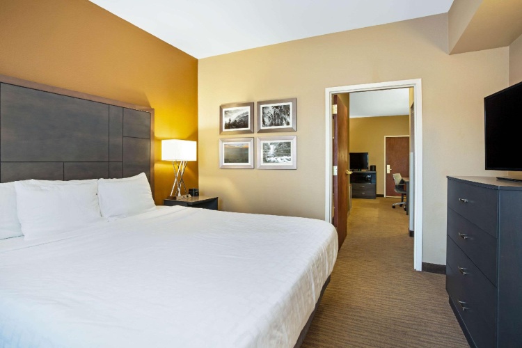 1 Bedroom Deluxe Double Family Suite