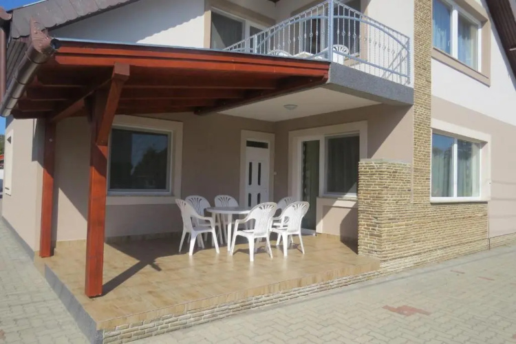 42 féröhelyes apartman