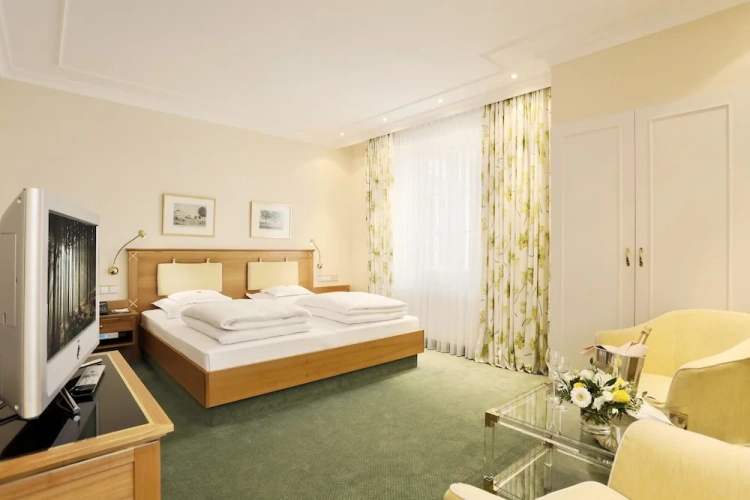 Standard Double room with street view