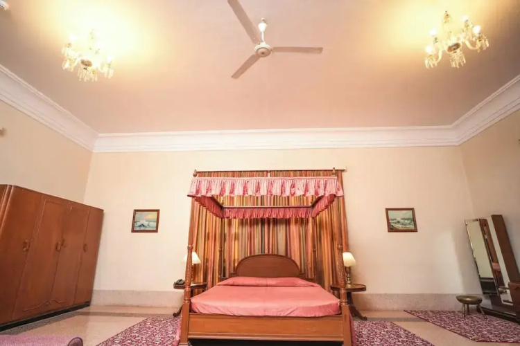 Nilambag palace