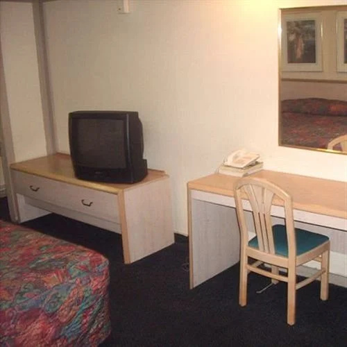 Super 7 Inn & Suites Saginaw