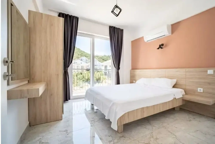 Apartment with balcony and with sea view