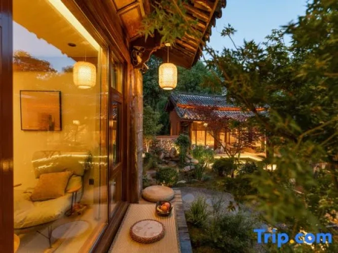 Standard Twin room with courtyard view