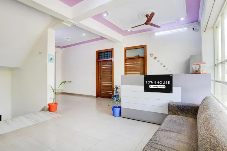 OYO 16721 Divine Hotel