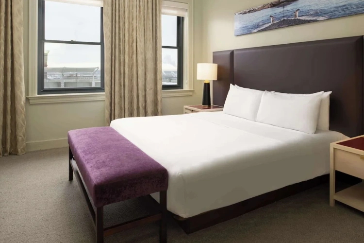 Corner Double Suite with city view