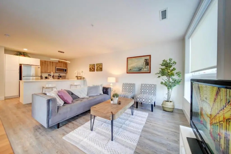 New Luxurious Modern 2BR Condo Sleeps 5 Coffee, AC, WIFI