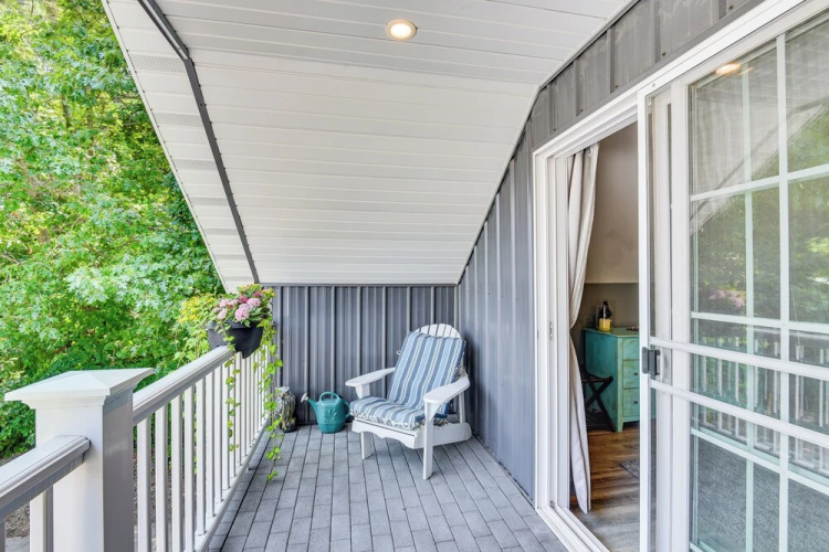 Benton Harbor Apt w/ Balcony + Fire Pit