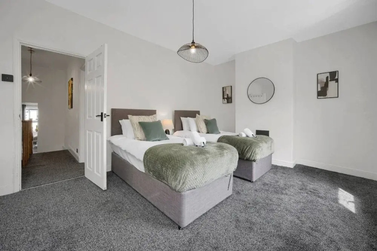 Central Chic - Huge Home - Free Wifi